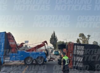 Aparatosa volcadura de camión de carga paraliza la autopista México-Querétaro en San Juan del Río