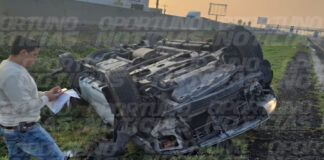 Automóvil termina llantas arriba en la México-Querétaro; ocupantes salen ilesos