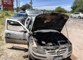 Se incendia vehículo en Avenida Universidad; Viajaba una conductora y tres menores en San Juan del Río
