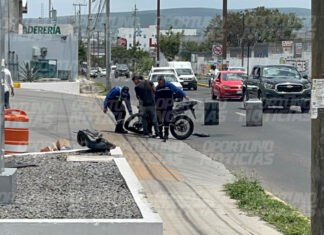 Fuerte choque en Avenida Universidad deja a un motociclista lesionado en San Juan del Río