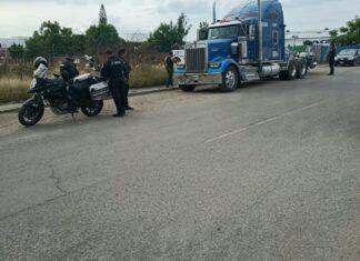 Recuperan en San Juan del Río tractocamión robado con violencia sobre la autopista México-Querétaro