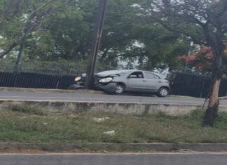 Aparatoso percance en San Juan del Río Vehículo se proyecta contra poste de alumbrado público