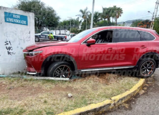 Camioneta impacta contra estructura de concreto al intentar ganarle al semáforo en San Juan del Río