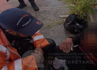 Rescatan a hombre tras caer a dren pluvial en Querétaro