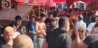 Exponen en video a comerciante de tianguis utilizando báscula alterada para cobrar de más