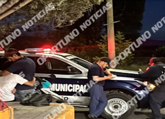 Automóvil impacta a adolescente en motoneta en la colonia Las Águilas en San Juan del Río; conductor intentó huir, pero se ponchó su llanta.