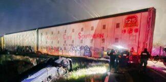 Camión de transporte suburbano es embestido por el tren en El Marqués tras intentar ganarle el paso