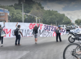 Protestan en Avenida Constituyentes contra apertura del carril confinado a autos