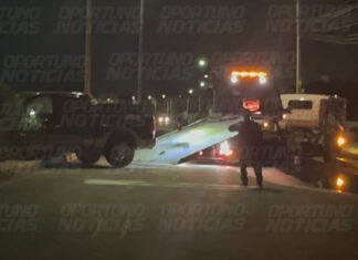 Camioneta pierde el control y se sube al camellón en la avenida Canal de Santa Clara, San Juan del Río