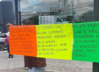 Clientes se manifiestan a las afueras de la agencia Nissan en San Juan del Río por presuntas fallas de fábrica en sus vehículos