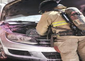 Cuerpos de emergencia atienden incendio de vehículo en la zona de Juriquilla en la capital queretana