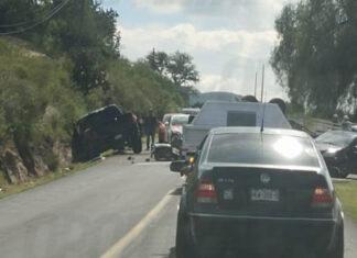 Fuerte choque frontal entre dos vehículos moviliza a los cuerpos de emergencia en la carretera San Juan del Río–Amealco