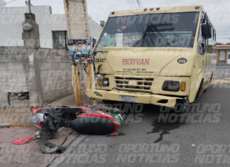Falla mecánica en camión de la Ruta 2 provoca choque contra motoneta y poste de luz en Pedregoso, San Juan del Río