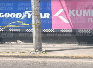 PRECAUCIÓN: Choque en poste de luz deja en riesgo a transeúntesen y vehículos en Av. Universidad, San Juan del Río