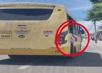 Camión de transporte público circula a exceso de capacidad y pone en riesgo a estudiantes de secundaria en San Juan del Río