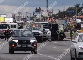 Volcadura de camión de carga en la autopista México-Querétaro a la altura de Loma Linda, San Juan del Río