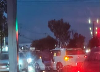Automóvil termina montado en el camellón de Paseo Central tras descuido del conductor al dar vuelta en San Juan del Río