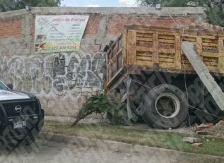 Camión de volteo se estrella contra una vivienda en la colonia Rancho Banthí, San Juan del Río
