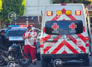Motociclista lesionado luego de derrapar, tras intentar huir de unos perros que lo seguían, en San Juan del Río.