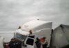 Trailer vuelca en la carretera Abasolo-Irapuato