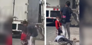 Hombre se arrodilla y suplica en plena calle para que su esposa no lo abandone