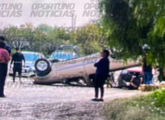Volcadura de camioneta en la comunidad de Paso de Mata, San Juan del Río