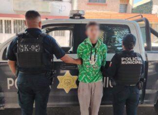 Sujeto es detenido por policías municipales tras sustraer mercancía de una tienda de conveniencia en El Tintero