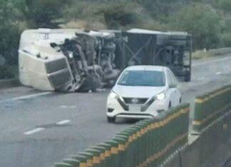 Vuelca tractocamión tras choque en Tula