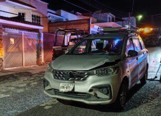Chocan a motociclista en Av. Universidad y todavía bajaron con un tubo para dejarlo lesionado; huyen del lugar y la policía los alcanza cuando abandonan el auto en Indeco, San Juan del Río.