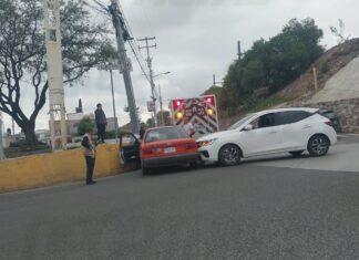 Choca camioneta contra taxi en Av. Tecnologico, San Juan del Río