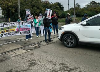 Trabajadores del IMSS bloquean Paseo Central en San Juan del Río; paralizan circulación y colapsan accesos desde la autopista México-Querétaro