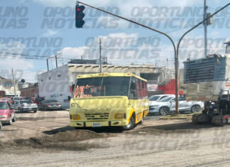 Chofer de la ruta arriesga a estudiantes y choca contra maquinaria pesada en Av. de los Patos, San Juan del Río; los bajó para que se vayan caminando.
