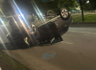 Vehículo vuelca cerca de la Plaza del Parque en la capital queretana