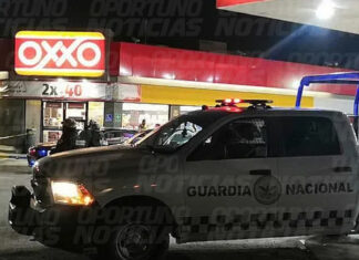 Asaltan Oxxo en autopista México-Querétaro a la altura de San Juan del Río; una joven mujer golpeada por oponerse.
