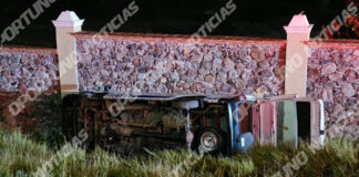 Volcadura de combi de transporte de personal en la carretera Tequisquiapan-San Juan del Río