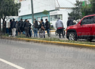 Carambola de tres vehículos en Avenida Universidad en San Juan del Río