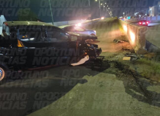Choque de camioneta contra el parte del puente de la explanada de la feria sobre la carretera San Juan del Río-Tequisquiapan