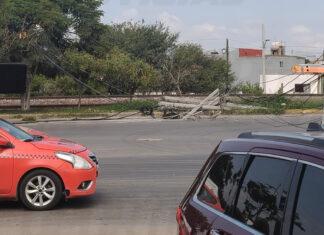Tráiler derriba poste de cableado en Avenida Constituyentes y provoca el cierre total de la vialidad en San Juan del Río