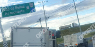 Volcadura de camioneta de carga bloquea la salida hacia Bernal sobre la autopista México-Querétaro